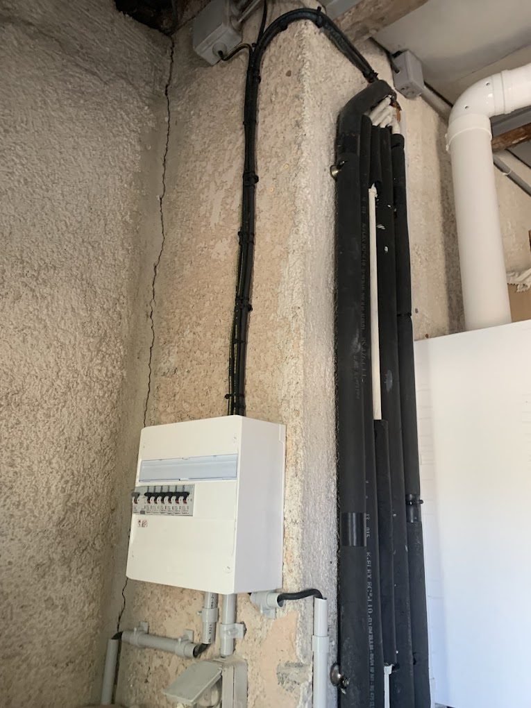 Installation d'un coffret électrique en applique et passage de gaines techniques le long du mur