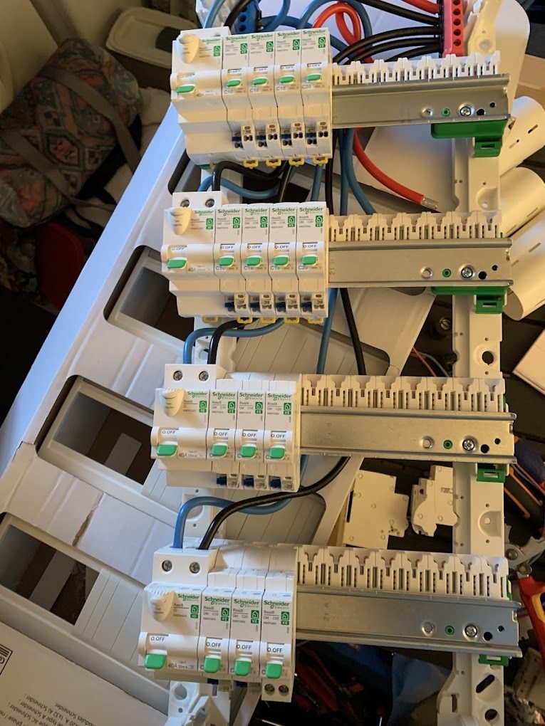 Réfection d'un tableau électrique : disjoncteurs et interrupteurs différentiels Schneider montés sur rails et alimentés par peignes