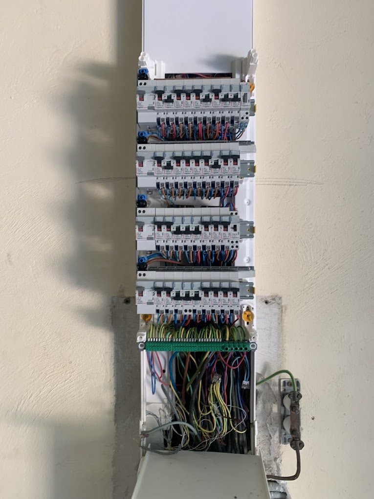 Câblage structuré d'un tableau électrique ouvert : circuits organisés et bornier de terre raccordé